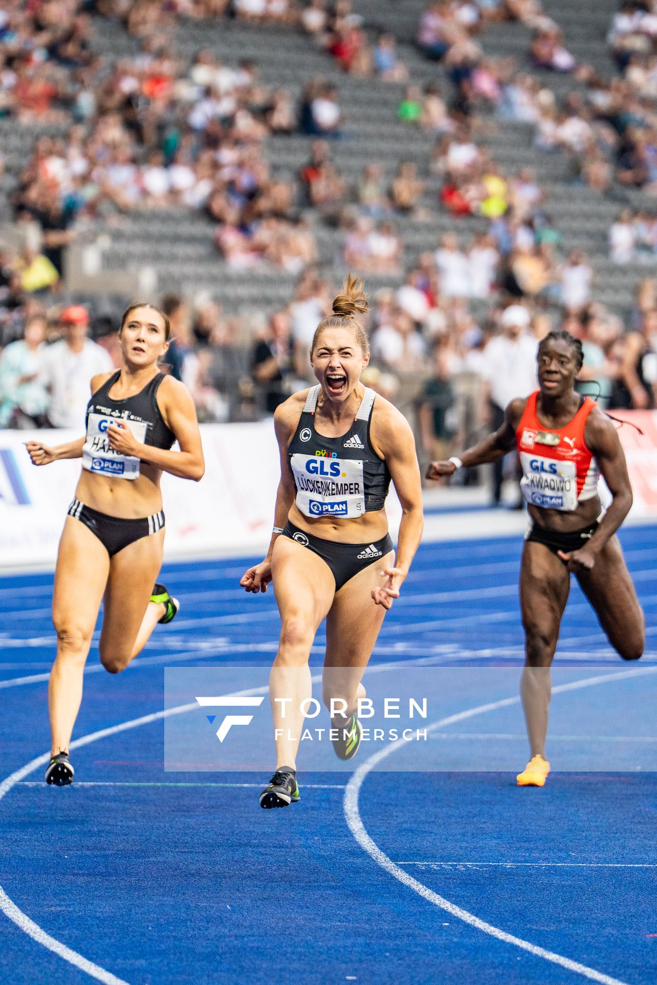 Gina Lueckenkemper (SCC Berlin) gewinnt die 100m in unter 11 Sekunden (10,99 sec) waehrend der deutschen Leichtathletik-Meisterschaften im Olympiastadion am 25.06.2022 in Berlin